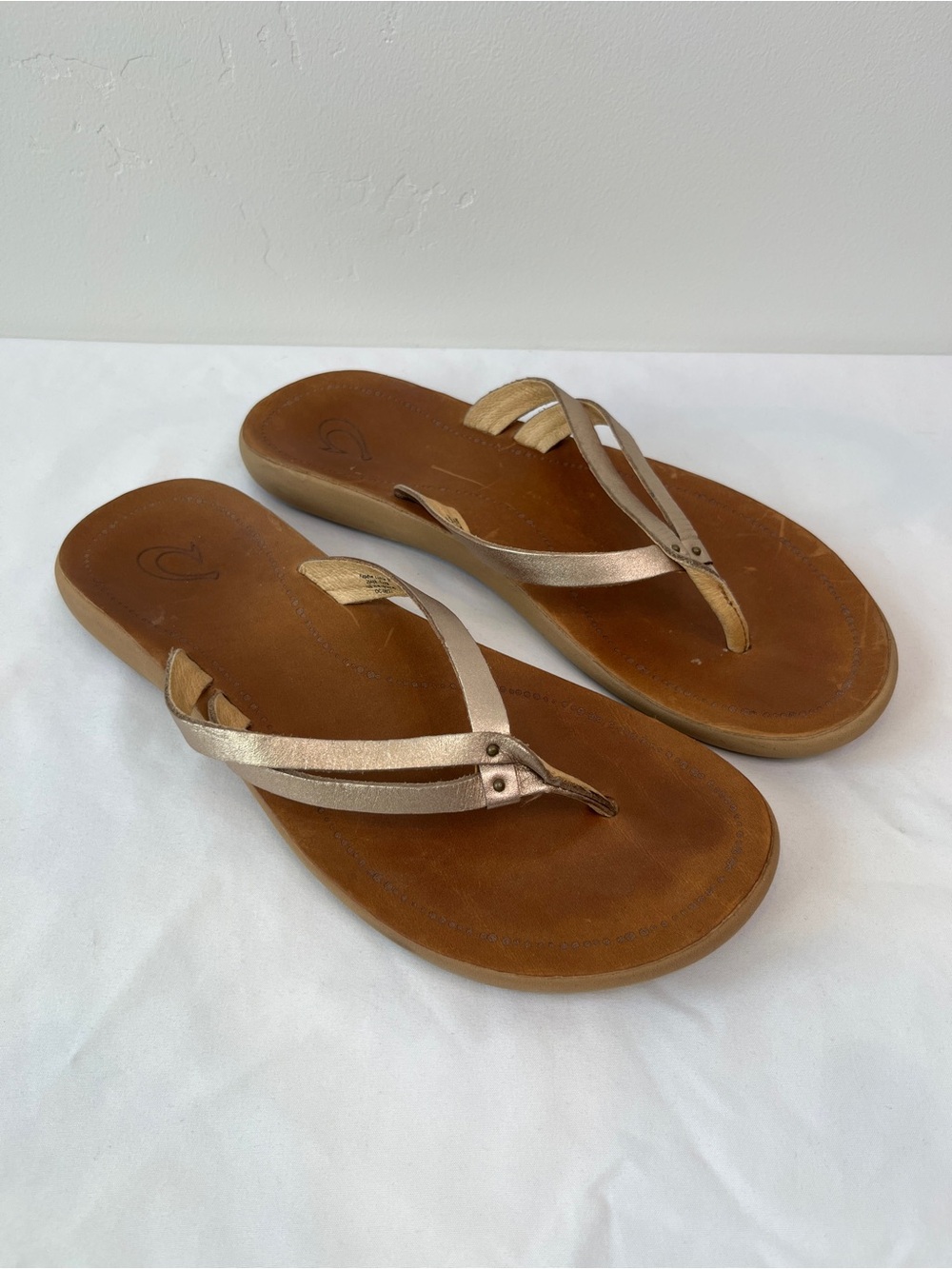 OluKai Kapehe Luana Metallic Gold Leather Flip Flop Sandals Womens Size 8